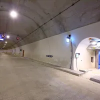 Predor ima najsodobnejšo elektro-strojno opremo, ki zadošča   evropskim kriterijem. Dars bo posodobil tudi   opremo  v drugih predorih, še letos v  Dekanih in  spomladi  v Kastelcu. Napoveduje, da bodo delali  tudi ponoči in ob vikendih.     