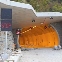 Nameščeno elektro-strojno opremo še testirajo. Napis v ospredju pa ima tudi simbolni pomen: vožnja po predoru decembra ne bo mogoča, čeprav bo predor končan.
