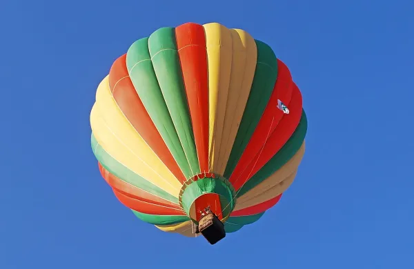 Balon na vroči zrak z dvema tujima turistkama na krovu je v Indiji po nesreči pristal sredi zapora