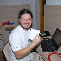 Luka Manojlović je z usmerjevalnikom, ki omogoča brezplačen brezžični dostop do interneta v javnem prostoru, do zdaj opremil vse, ki so pokazali interes za to