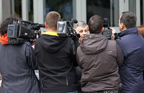 Osrednja tema letošnje kampanje Postavimo se za novinarstvo se loteva položaja novinarjev v razmerah medijske koncentracije, ki krni pluralizem in ogroža preživetje predvsem svobodnih novinarjev