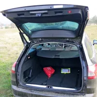 Ko dvignete zadnja vrata, pred vami zazija obilna luknja prtljažnika
