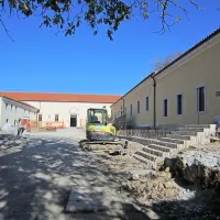 Zgodovinsko jedro Kobilarne Lipica, njegovi začetki segajo v leto 1779. Osrednji del je  Hof ali notranje, grajsko dvorišče, okoli katerega so nanizani graščina (na levo) in pripadajoče stavbe  (desno je muzej Lipikum). Najpomembnejše mesto  ima hlev