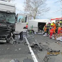 Skupaj z razbitinami kombija in tovornjaka je bil po cesti razmetan tudi tovor iz kombija