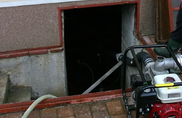 Največ dela imajo od srede zvečer gasilci, ki izčrpavajo meteorno vodo iz kleti