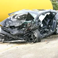 Z golfom zapeljala na nasprotno stran ceste
