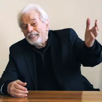 Alejandro Jodorowsky: “Če si živel v umetnosti, odkriješ ljubezen do človeštva. Svet hočeš zapustiti malo boljši, kot si ga spoznal. Skorajda v vsakem toaletnem prostoru namreč vidite napis: Zapustite ta prostor tak, kot ste ga dobili. Jaz bi dodal: