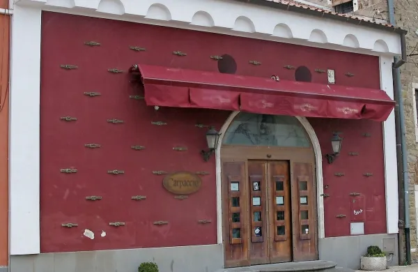 Podjetje Danita je Carpaccio pub kupilo pred dvema letoma, vendar v objektu niso stekla nobena dela. Objekt je po veljavnih aktih  lahko le skladišče za gostinske namene, ne pa tudi gostinski lokal. 