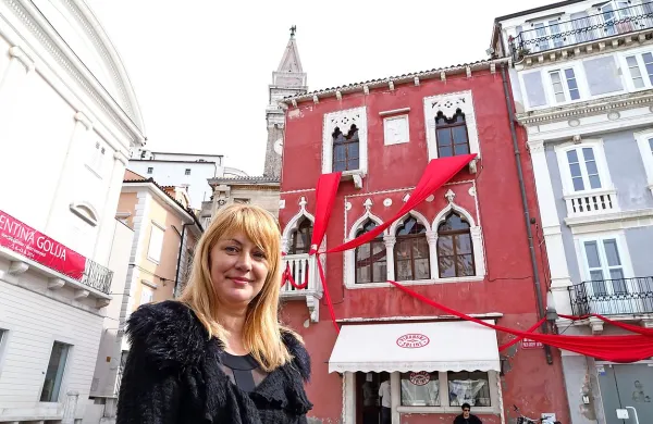  Gordana Purić Mlakar pred hišo Benečanko 