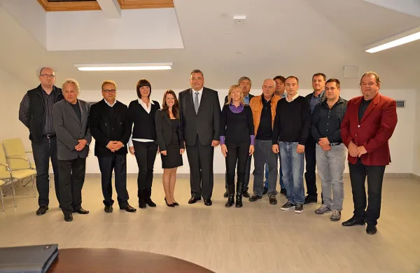 Novi občinski svet z županom Mauricijem Humarjem (manjka  Mojca Merkun, ki se je opravičila)