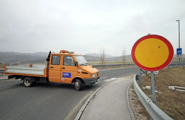  Zapore hitre ceste odžirajo denar prevoznikom in podjetnikom. Zato so prav oni najbolj razočarani   zaradi zamud pri postavljanju protivetrnih ograj. 