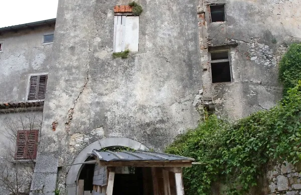 Podhod skozi Podvelb, kot domačini pravijo mitnici, je provizorično zaščiten že drugo leto