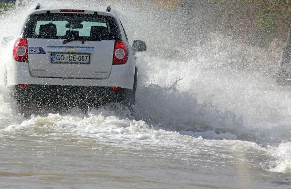 Obilne padavine in narasle vode povzročajo težave tudi v prometu