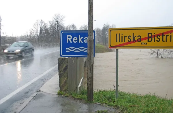  Hudourniki in reka Reka se sicer umirjajo, toda napovedane so že nove padavine