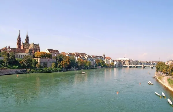 Švica bo prosilce za azil, ki so prvotno na evropska tla vstopili v Italiji in od tam odpotovali do Švice, še naprej pošiljala nazaj v Italijo, čeprav je Evropsko sodišče za človekove pravice v Strasbourgu tovrsten postopek v enem primeru prepovedalo