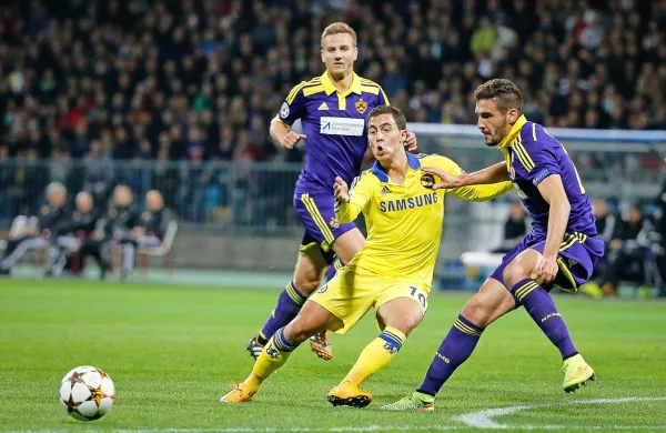 Aleksander Rajčević (desno) skuša ustaviti Eden Hazard, zadaj je Aleš Mertelj