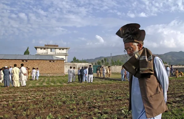 Abotabad. V ozadju je posestvo, ograjeno z visokim betonskim zidom, na katerem je več let živel Osama bin Laden.