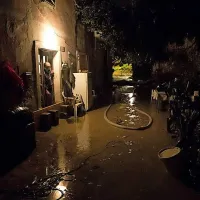 Voda je v Strunjanu preplavila dvorišča in silila v hiše
