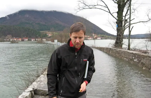 Dr. Gregor Kovačič: “Če bi se ravnali po zdravi kmečki pameti, upoštevali izkušnje prednikov in znanje, ki ga imajo posamezne stroke na področju napovedovanja in upravljanja z naravnimi nesrečami, bi lahko preprečili marsikatero katastrofo.”