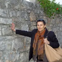 Verena Vidrih Perko: “Kras vidim kot identitetno srčiko slovenske pokrajine. Je tako prepoznaven in specifičen in tako na meji, da ni čudno, če so začeli tako številni hrepeneti po njem in siliti na Kras.” 