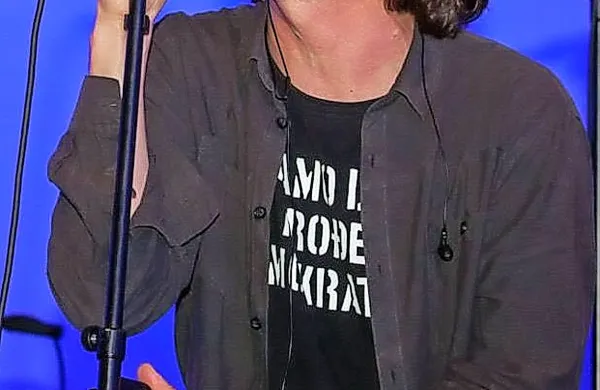 Frontman Zaklonišča Vanja Alič je potem, ko so fantje povedali, da v bendu ni demokracije, Blažu Maljevcu vendarle priznal, da je “diktator”.