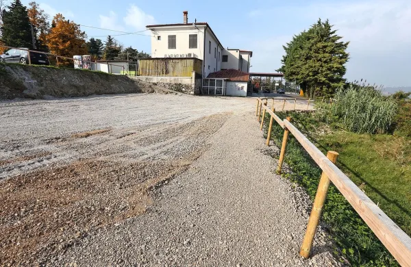 Kdaj bodo parkiri&scaron;če tudi asfaltirali?