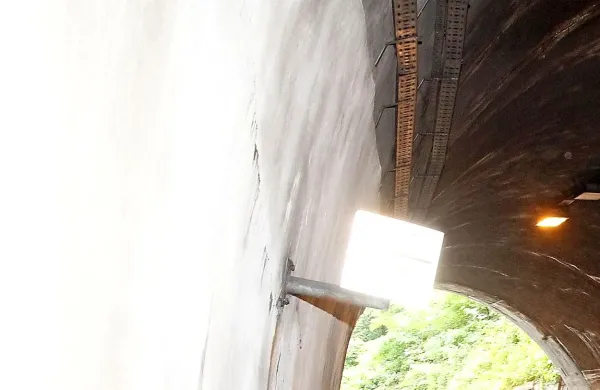 Zemlja drsi tudi v vinogradu nad predorom, ki povezuje Novo Gorico in Rožno Dolino