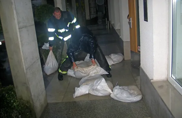 Gasilci so postavili vreče s peskom pred vhodom v Knjižnico Makse Samsa na “placu”
