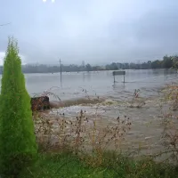 Na Žabovci, na vzhodnem obrobju Ilirske Bistrice, je ob 16. uri vodni val poplavil dolino in cesto na Dolnji Zemon
