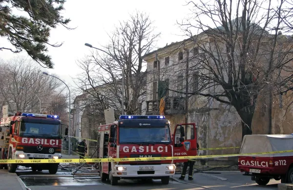 Poldrugo leto po požaru v starejši hiši v Ajdovščini je na zatožno klop sedla 67-letna Iva F., stanovalka pogorele hiše