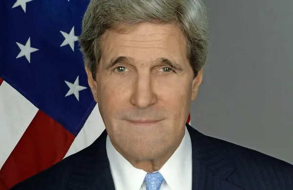 ZDA in Rusija si bodo prizadevale za mirno rešitev spora na vzhodu Ukrajine, je po  srečanju z ruskim kolegom Sergejem Lavrovom v Pekingu dejal ameriški zunanji minister John Kerry
