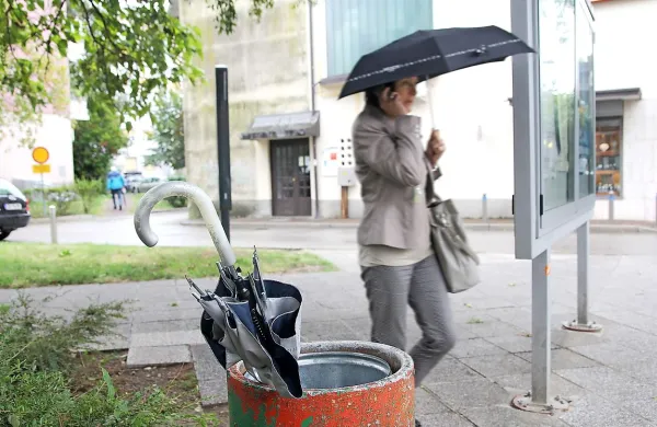 Ponoči bo dež povečini ponehal. Ponekod na Primorskem bo prehodno zapihala šibka burja.