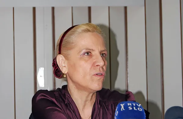 Ministrstvo za gospodarski razvoj in tehnologijo je konec oktobra na nepremičninah lastnice Aha Mure Mojce Lukančič in njenega življenjskega sopotnika Nigela Petra Buxtona vknjižilo hipoteke v višini 2,9 milijona evrov