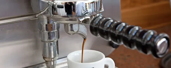 Za dober espresso so ob dobri kavi potrebni še ustrezna mlinček in  naprava, prava skodelica in seveda  barmanova roka 