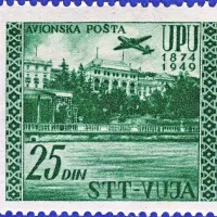 Portoroški hotel palace, nad njim pa letalo na znamki, namenjeni letalski pošti. 