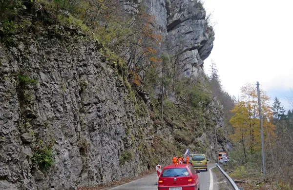 Oba idrijska izhoda v svet  -  Zala zaradi skalovja, žirovska cesta zaradi plazu -  sta negotova