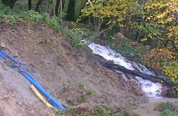 Plaz se je sprožil tudi pri vodnem zajetju Vrba nad Ozeljanom