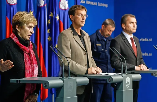 Ministrica za okolje Irena Majcen, premier Miro Cerar, obrambni minister Janko Veber, v ozadju poveljnih civiljne zaščite Srečko Šestan 