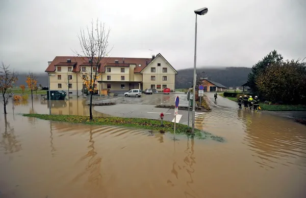 Gasilci ter predstavniki civilne zaščite in vojske bodo skupaj s prebivalci na poplavljenih območjih nadaljevali z odpravljanjem škode