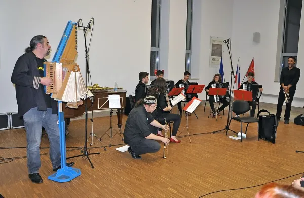Aleksander Ipavec je zaigral na zanimivo in dragoceno harmoniko, imenovano Leonardo da Vinci 