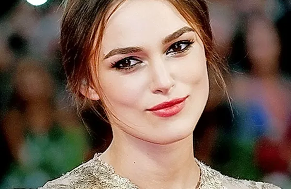 Igralka Keira Knightley se je za naslovnico septembrske številke revije Interview fotografirala zgoraj brez, pogoj za fotografianje pa je bil, da ne bodo uporabili fotošopa