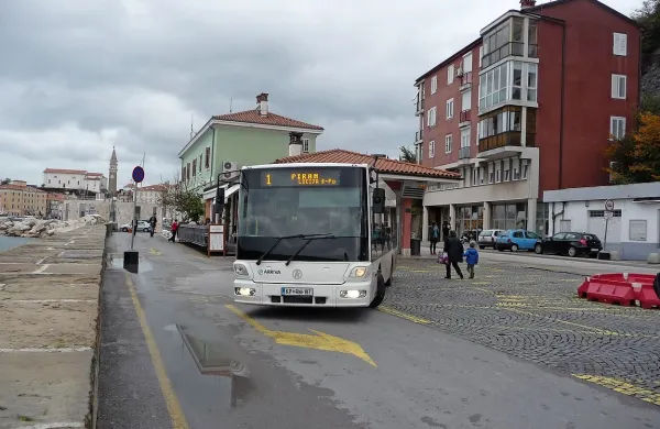 Krožišče pred piransko postajo, kjer so avtobusi obračali med obnovo pomola, ni dovolj varno, da bi prometni režim trajno spremenili
