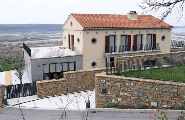  Hiš z bazenom v Parecagu Türkovim zdaj ni treba rušiti. Inšpekcija je izvršbo odložila, ker so upravno enoto zaprosili za spremembo gradbenega dovoljenja. 