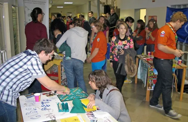  
Mladi so se v Vipavi družili v delavnicah, si izmenjali  izkušnje in načrtovali nove pobude