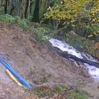 Plaz je odnesel zajetje vode Vrba nad Ozeljanom. vodovod morajo sanirati, sicer lahko ljudje ostanejo brez vode. 