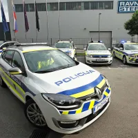 Na policijskih vozilih, ki jih testirajo, so dodali še odsevno rumeno barvo