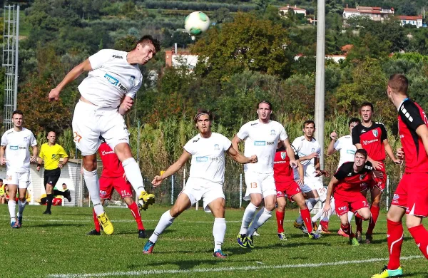 Ankaranski nogometaši (v belem) so z Aluminijem iztržili remi 