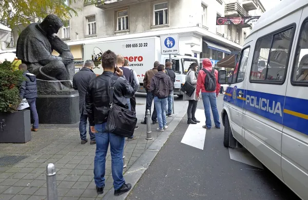 Mo&scaron;ki sredi Zagreba streljal na policiste in sodnega izvr&scaron;itelja