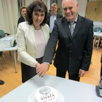 Dosedanji divaški župan Drago Božac, ki je že nekaj let upokojenec in se za nov mandat niti ni potegoval, je sproščeno in s torto v čast 20-letnici občine predal posle svoji naslednici, Alenki Dovgan Štrucl