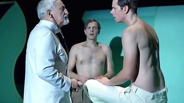 Vladimir Jurc (dvorni svetnik  Behrens), Aljaž Jovanović (Hans Castorp) in Romeo Grebenšek (Joachim Ziemßen) 
